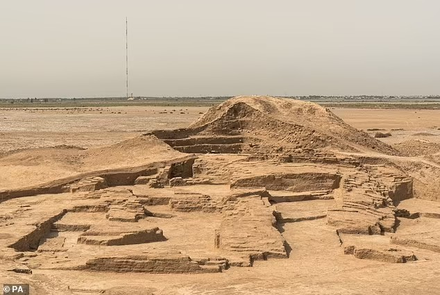 Στο Ιράκ, οι πρώτοι ανθρώπινοι πολιτισμοί, όπως οι Σουμέριοι, έχτισαν μεγαλοπρεπή ανάκτορα
