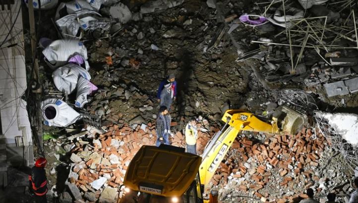 Ινδία: Κατέρρευσε 4όροφο κτίριο στο Δελχί – Φόβοι για αρκετούς εγκλωβισμένους
