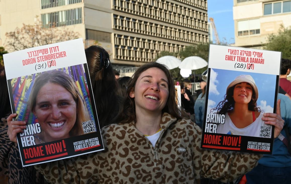 Ισραήλ: Χειροκροτήματα με την είδηση ότι ξεκίνησε η απελευθέρωση των πρώτων ομήρων – Live εικόνα από την Πλατεία Ομήρων