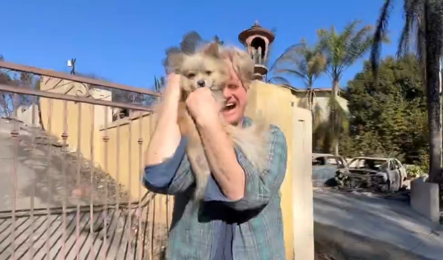 Φωτιές στο Λος Άντζελες: Η συγκινητική στιγμή που άνδρας επανενώνεται με τον σκύλο του μετά τη φωτιά – Δείτε βίντεο