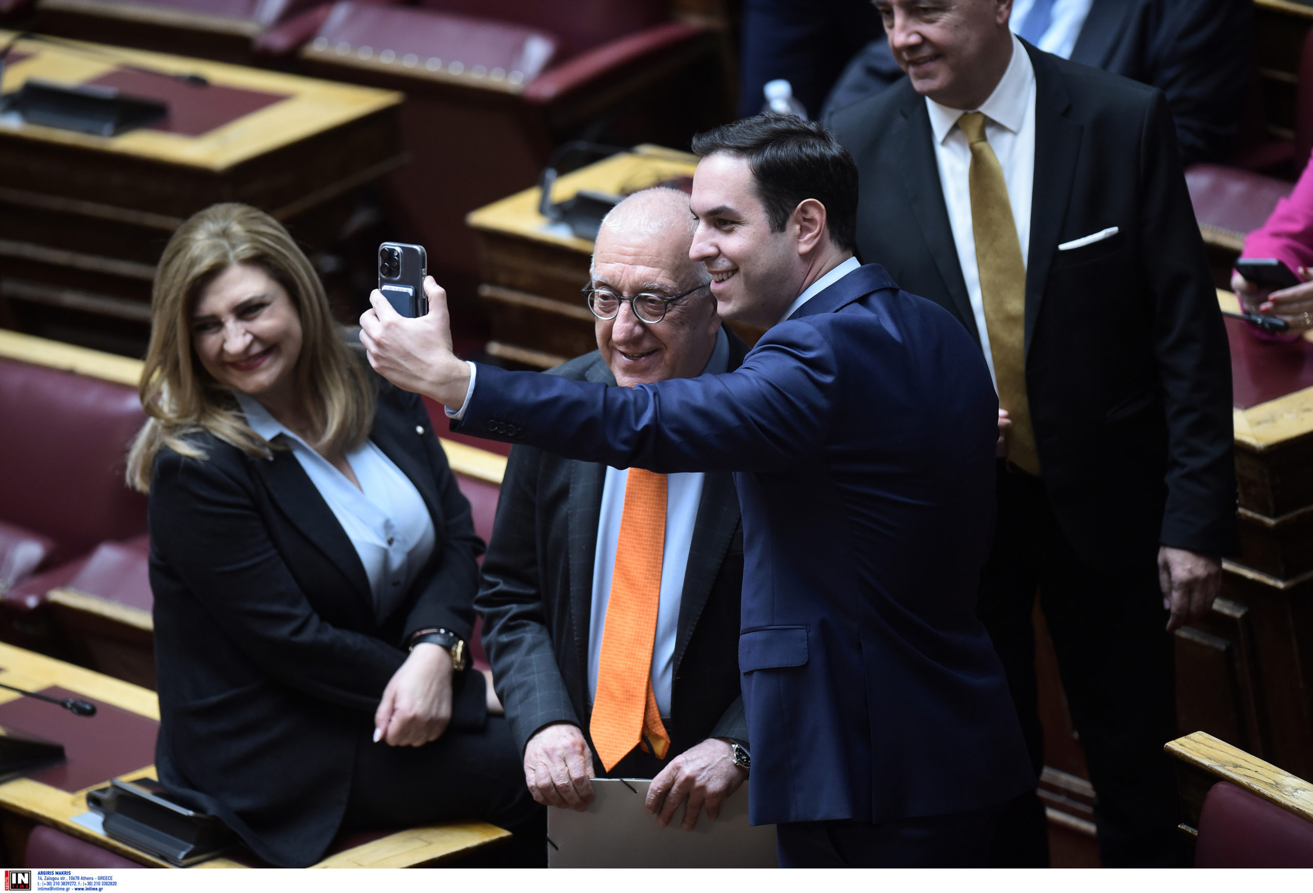 Βουλή: Με αγκαλιές, φιλιά και selfies υποδέχτηκαν οι βουλευτές τον Νικήτα Κακλαμάνη – Δείτε φωτογραφίες