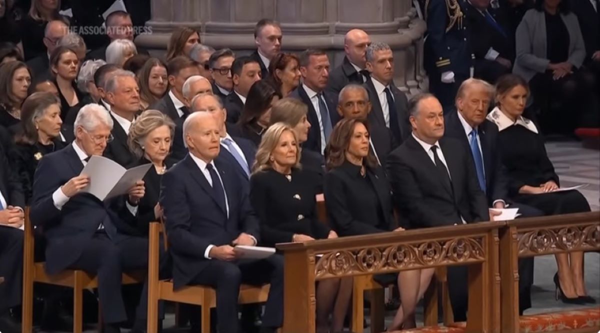 Το παρασκήνιο της κηδείας Κάρτερ: Τι έκαναν οι πρώην πρόεδροι, ποιοι δεν αντάλλαξαν ούτε ματιά και γιατί αναστέναξε η Κάμαλα Χάρις