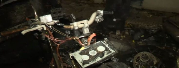 Κολωνάκι: Κάηκαν τρεις μηχανές και δύο αυτοκίνητα - Ερευνάται το ενδεχόμενο εμπρησμού