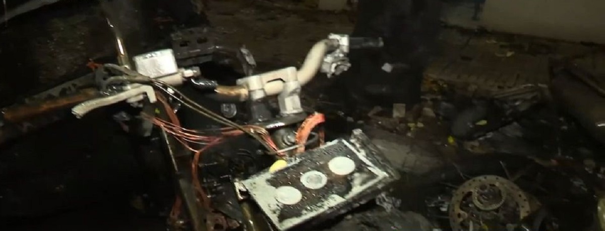 Κολωνάκι: Κάηκαν τρεις μηχανές και δύο αυτοκίνητα - Ερευνάται το ενδεχόμενο εμπρησμού