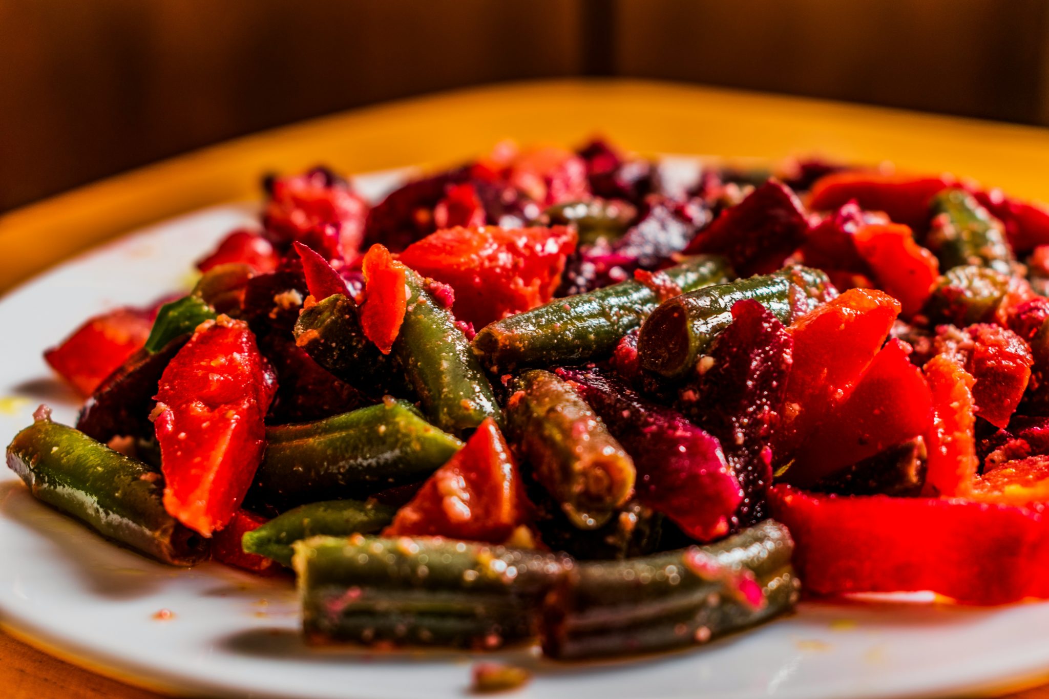 Κλασική συνταγή για υγιεινές μπάμιες με ντομάτα