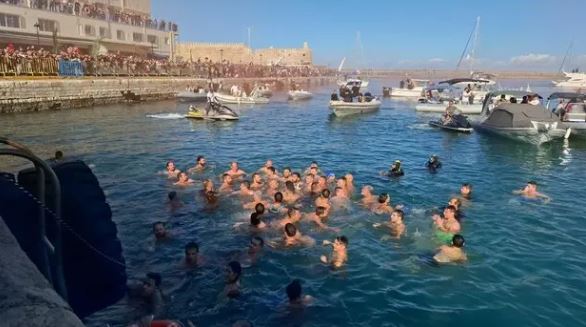 Θεοφάνια 2025: Με λαμπρότητα ο αγιασμός των υδάτων στο Ηράκλειο – «Πρωτάρης» ο κολυμβητής που έπιασε τον Σταυρό – ΦΩΤΟ και ΒΙΝΤΕΟ 