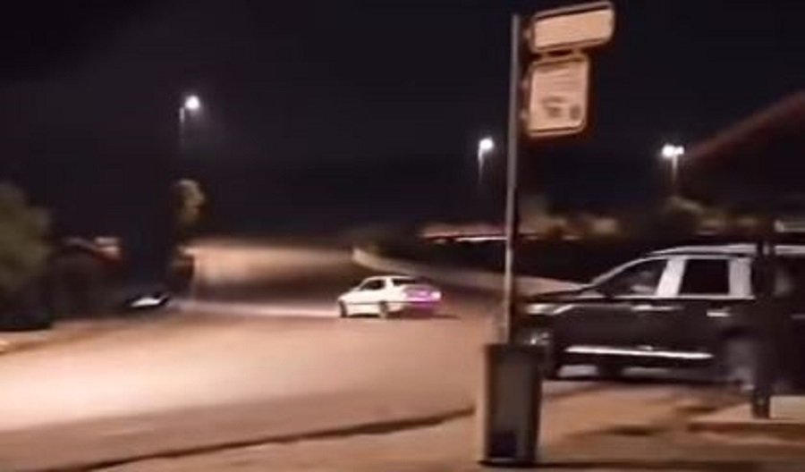 Λιμανάκια: Η στιγμή που Porsche της ΕΛ.ΑΣ. «προσγειώνει ανώμαλα» οδηγό που μπήκε σε στροφή με χειρόφρενο – ΒΙΝΤΕΟ