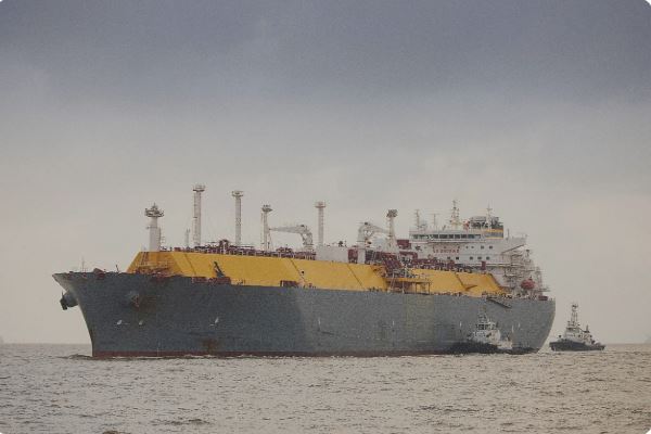 Ευρωπαϊκή Ένωση: Θα επιτρέψει τις εισαγωγές ρωσικού LNG έως ότου εξασφαλίσει εναλλακτικές λύσεις – Οι ανησυχίες των χωρών μελών