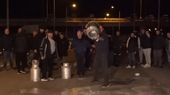 Συνεχίζουν τις κινητοποιήσεις τους οι αγρότες – Απέκλεισαν την εθνική στα Μάλγαρα και έριξαν γάλα στον δρόμο