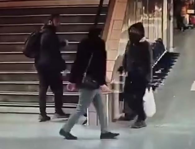 Τρόμος στο μετρό: Η στιγμή που άνδρας μαχαιρώνει εν ψυχρώ επιβάτη γιατί τον... έσπρωξε κατά λάθος