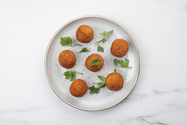 Συνταγή για απολαυστικές τυροκροκέτες γεμιστές με ελιές