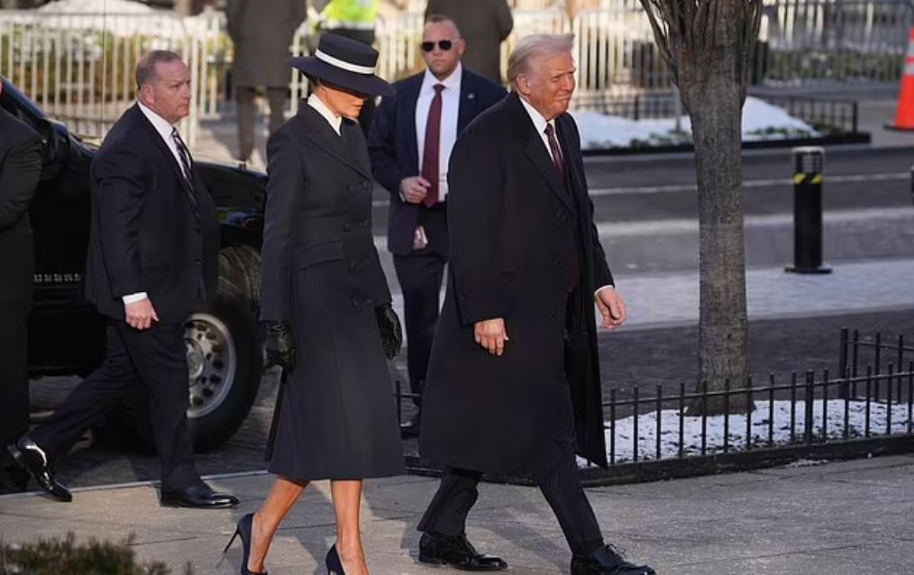 Μελάνια Τραμπ: Το διακριτικό σύνολο που φώναζε «κοιτάξτε με» – Τι δείχνει το χαμηλά φορεμένο καπέλο της με το φαρδύ μπορ