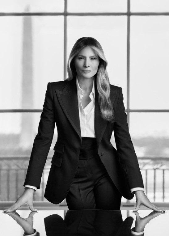 Το επίσημο πορτρέτο της πρώτης κυρίας, Μελάνια Τραμπ.