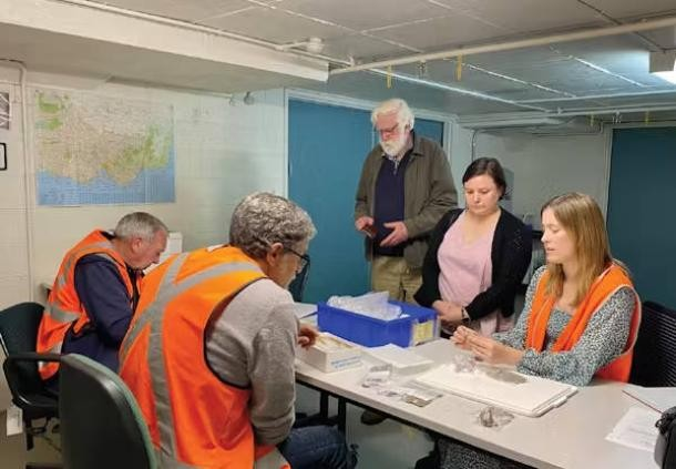 Η ομάδα των ανασκαφών στο Μουσείο της Μελβούρνης. Φωτογραφία: Caroline Spry