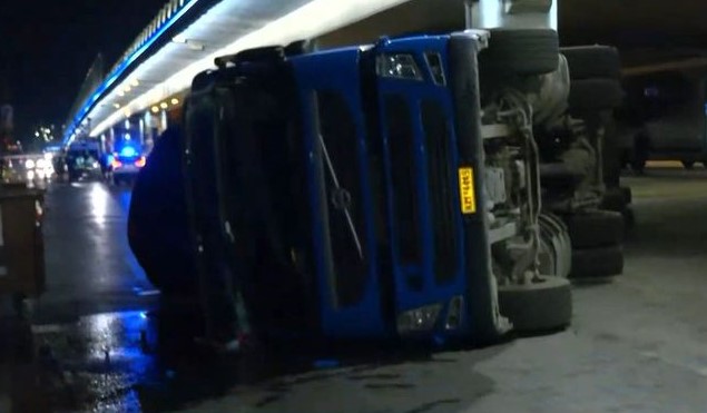 Νταλίκα με λιπάσματα ανατράπηκε στη λεωφόρο Κηφισού – Διακοπή της κυκλοφορίας