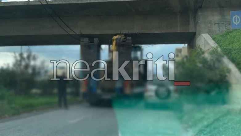 Ηράκλειο: Νταλίκα σφήνωσε κάτω από γέφυρα
