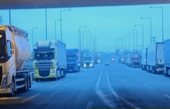 Θεσσαλονίκη: 80 νταλίκες ακινητοποιημένες στο Δερβένι – «Είμαστε εδώ 32 ώρες» – Δείτε βίντεο