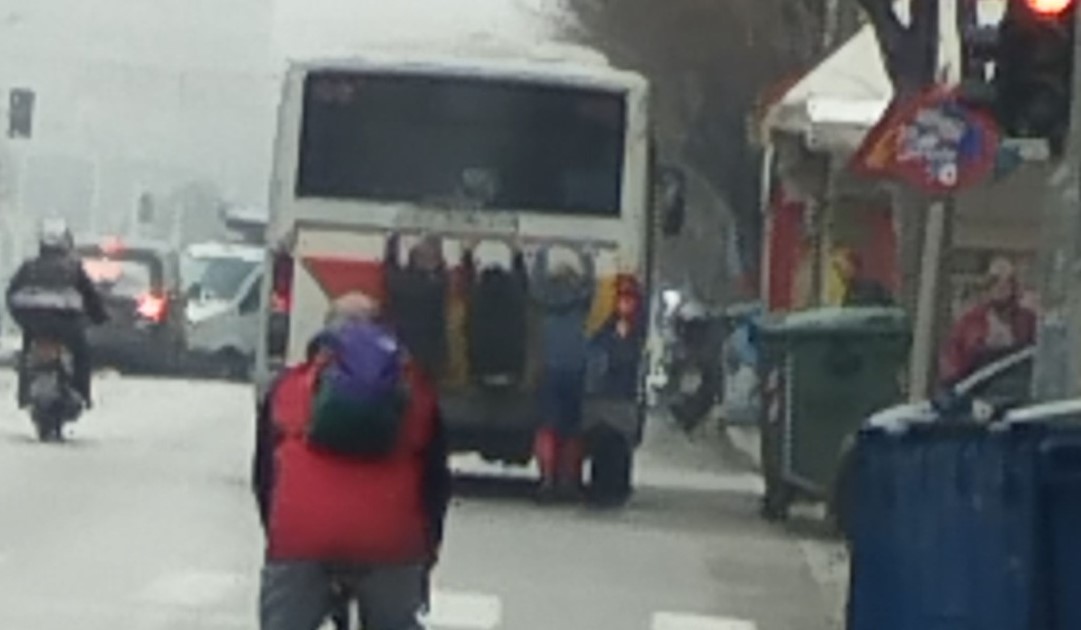 Θεσσαλονίκη: Τρία άτομα «κρεμάστηκαν» στο πίσω μέρος αστικού λεωφορείου – Δείτε φωτογραφίες