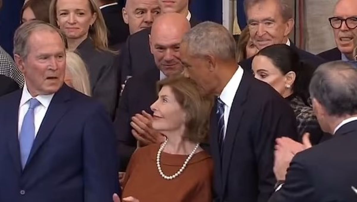 H ατάκα του Ομπάμα που έκανε τον Μπους να γελάσει: «Πώς μπορούμε να το σταματήσουμε αυτό;»