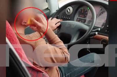 Βίντεο-σοκ: Oδηγός λεωφορείου των ΚΤΕΛ μιλά στο κινητό, ενώ οδηγεί – «Έβαζε τον αγκώνα ανάμεσα στο τιμόνι για να μπορέσει να στείλει μήνυμα»