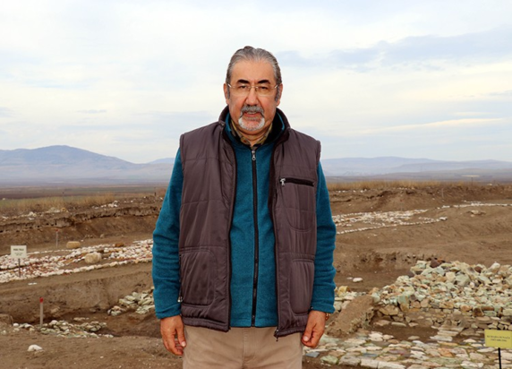 Ο επικεφαλής των ανασκαφών στην Αμάσεια. Φωτογραφία: Ανακαλύφθηκε χαμένος ναός ηλικίας 2.600 ετών αφιερωμένος στην πρώτη γυναίκα που κυβέρνησε αρχαία δυναστεία στη διάρκεια ανασκαφών στον Πόντο. Cihan Okur/Anadolu Agency