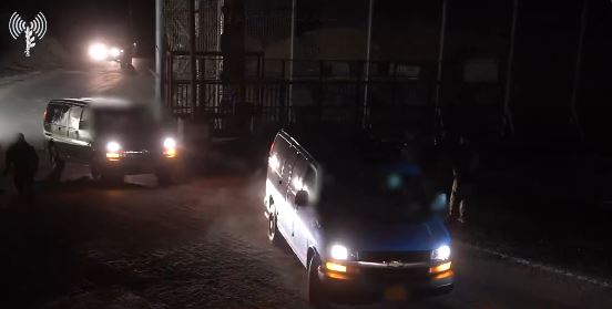 Βίντεο: Η αυτοκινητοπομπή με τις τρεις Ισραηλινές ομήρους πέρασε τα σύνορα