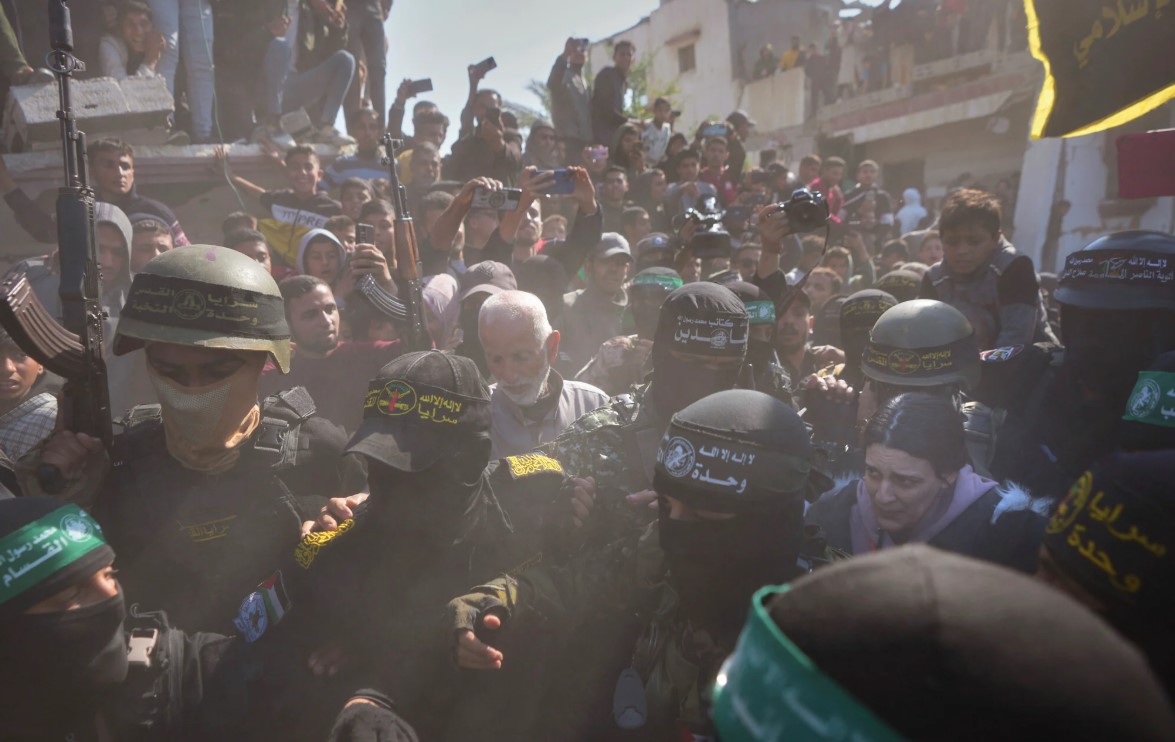 H Αρμπέλ Γιεχούντ συνοδεύεται από ενόπλους της Χαμάς και της Ισλαμικής Τζιχάντ kai παραδίδεται στον Ερυθρό Σταυρό στο Χαν Γιουνίς
