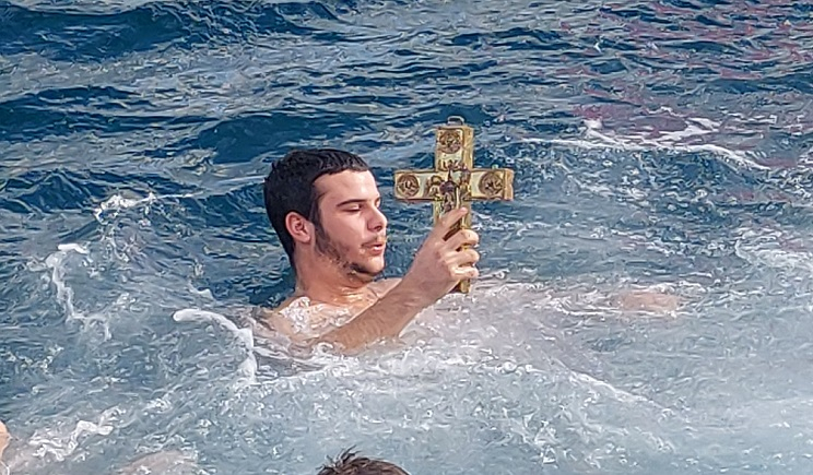 Με σύμμαχο τον καλό καιρό τα Θεοφάνια στην Πάρο – Ένας 19χρονος έπιασε τον Σταυρό – ΦΩΤΟ