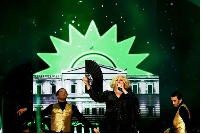 Εκδήλωση Πρωτοχρονιάς στο Σύνταγμα: Ο πράσινος ήλιος του ΠΑΣΟΚ