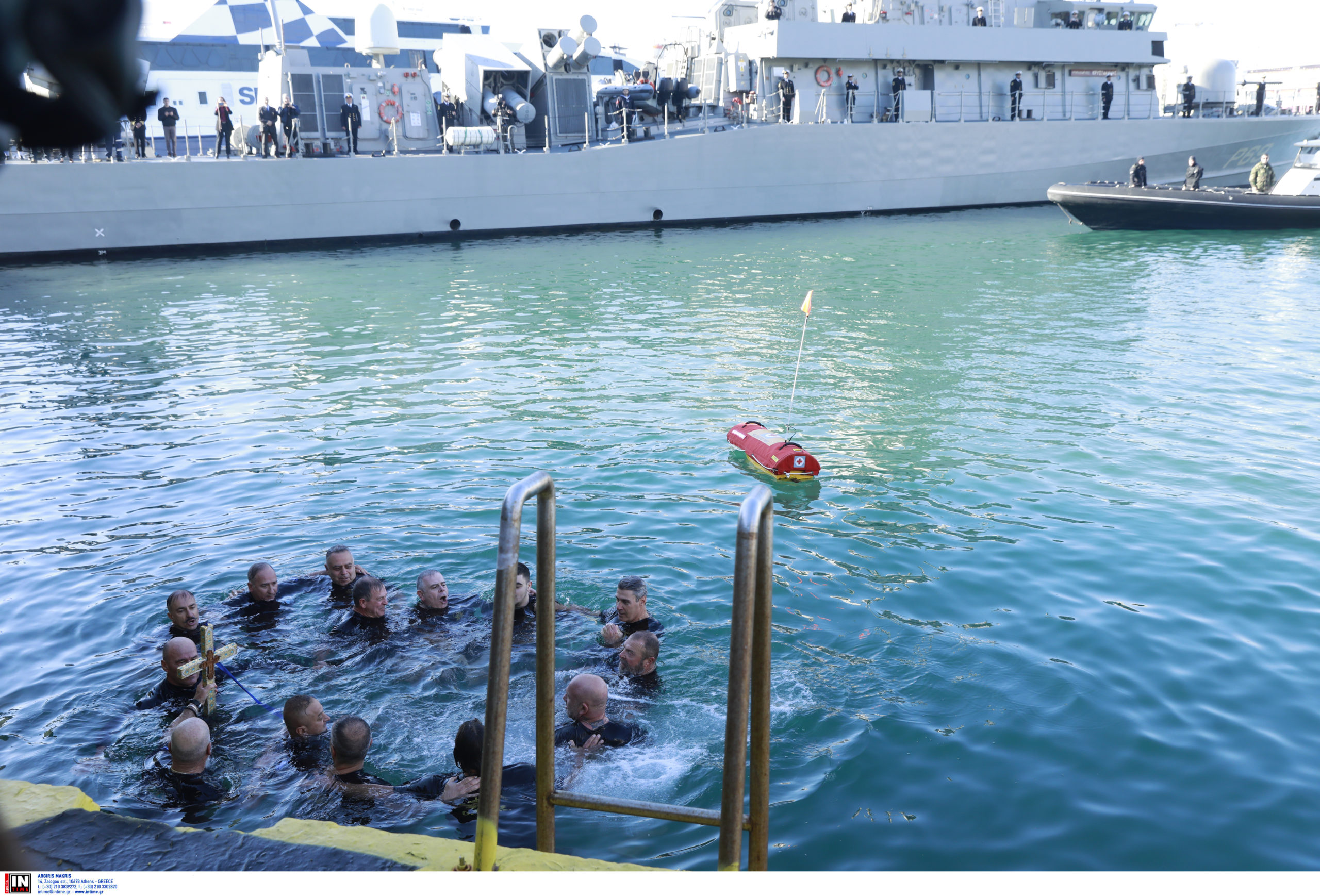 Θεοφάνια 2025 – Πειραιάς: Mε λαμπρότητα τελέστηκε ο Καθαγιασμός των Υδάτων – Βούτηξαν άνδρες των ΟΥΚ – Δείτε φωτογραφίες 