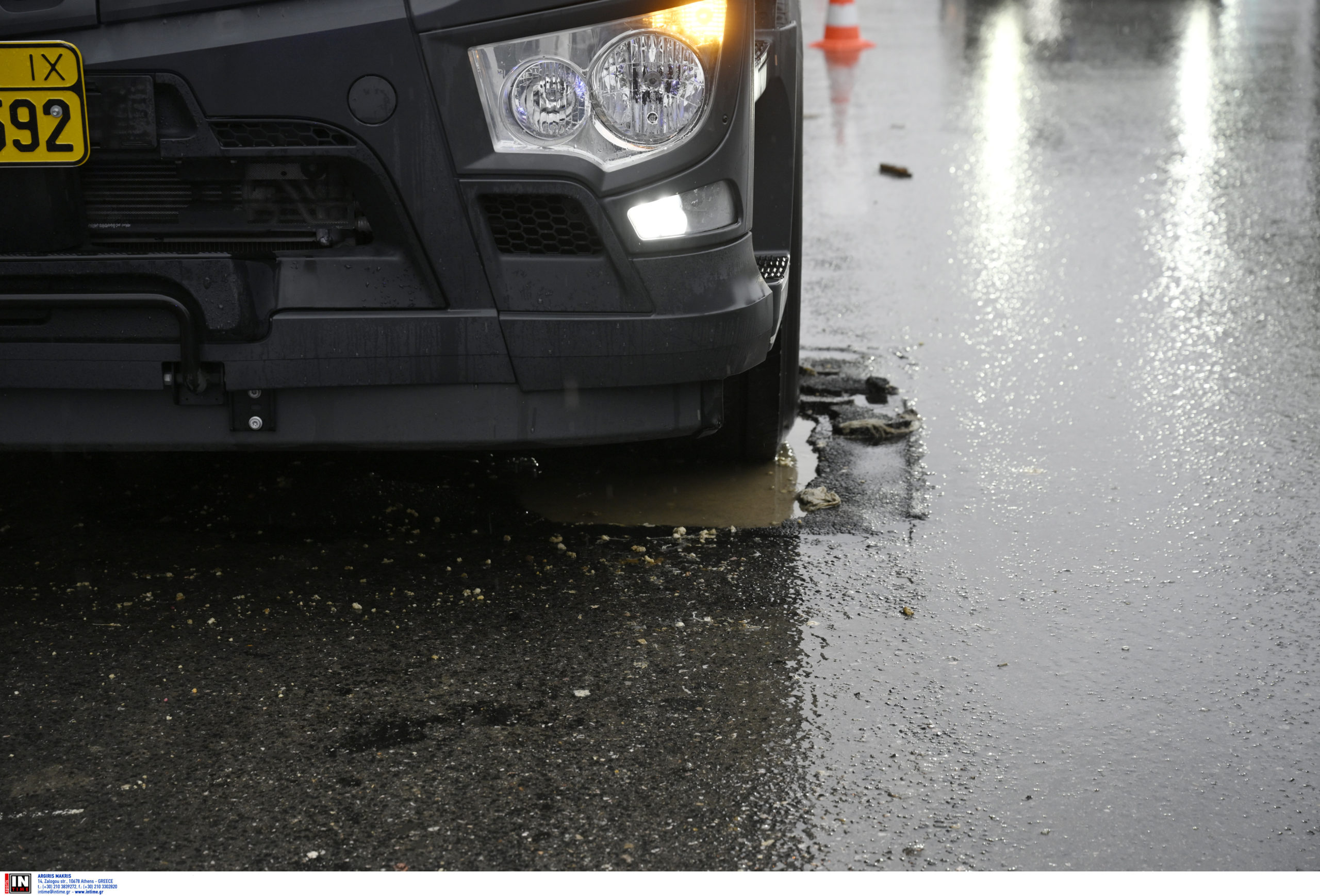 Κακοκαιρία: Η λεωφόρος Ποσειδώνος πλημμύρισε ξανά με λύματα – Η πατέντα με το φορτηγό για να μην πεταχτεί το… καπάκι