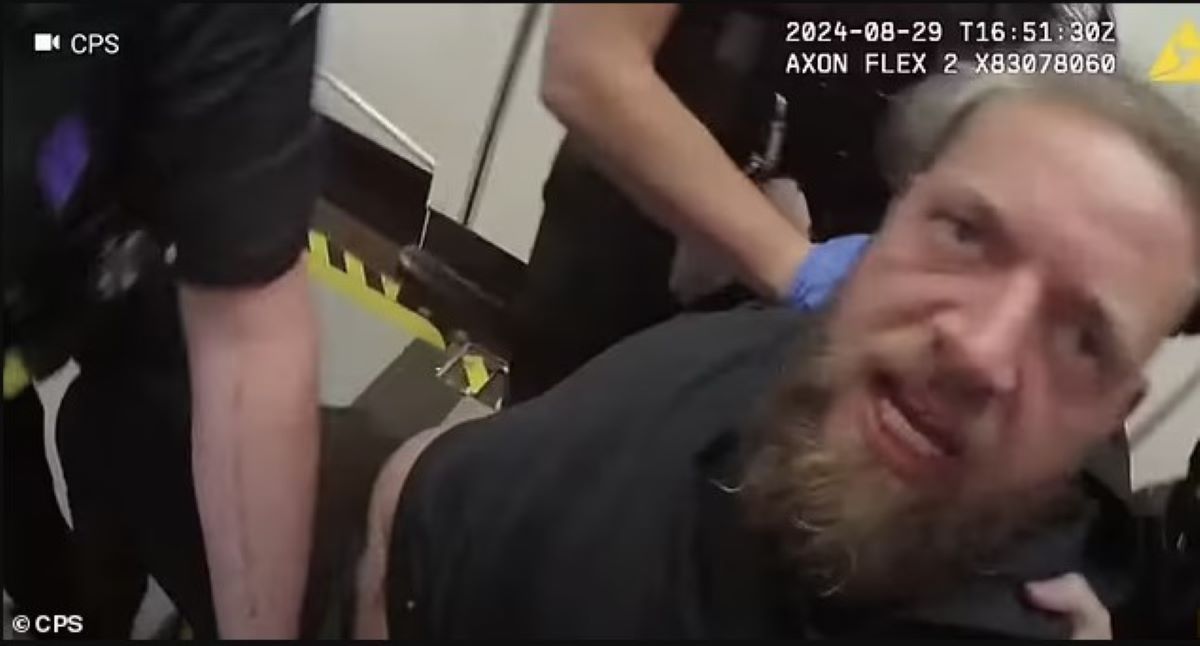 Βίντεο: Αστυνομικοί έβγαλαν σηκωτό άνδρα από πτήση – Έβριζε την αεροσυνοδό επειδή δεν ήθελε να βάλει τη ζώνη