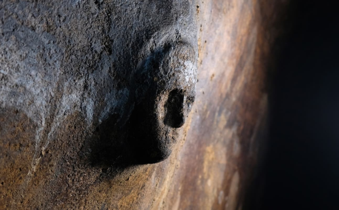 Ανακαλύφθηκε μυστηριώδης μάσκα φιλοτεχνημένη στα τοιχώματα δεξαμενής.