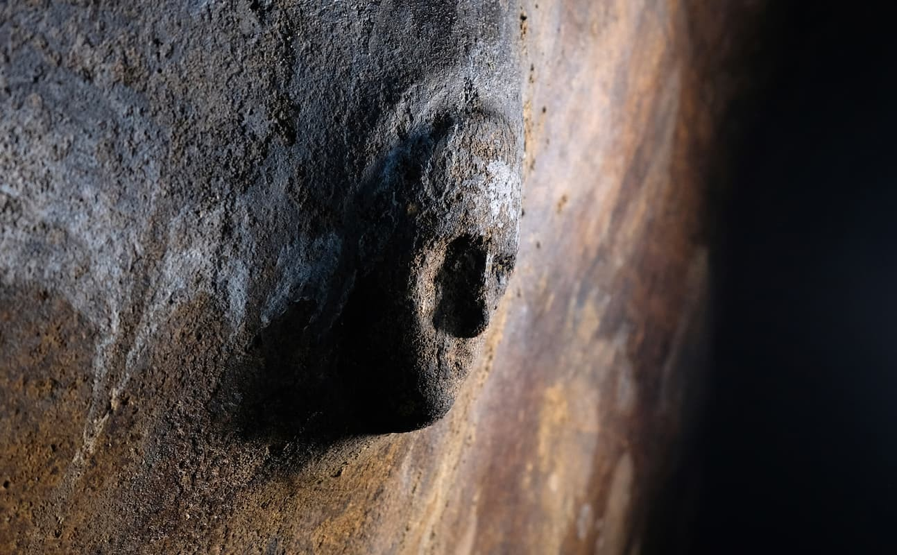 Ανακαλύφθηκε μυστηριώδης μάσκα φιλοτεχνημένη στα τοιχώματα δεξαμενής.