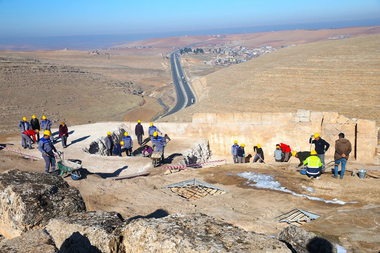 Ανακαλύφθηκαν τείχη ενός ιστορικού κάστρου ηλικίας 3.000 ετών – τα ευρήματα ναού μιας ελληνιστικής και ρωμαϊκής μυστηριακής λατρείας. Φωτογραφία: ΑΑ