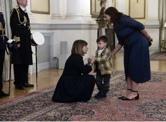 Η Κατερίνα Σακελλαροπούλου με τον μικρό Θανάση