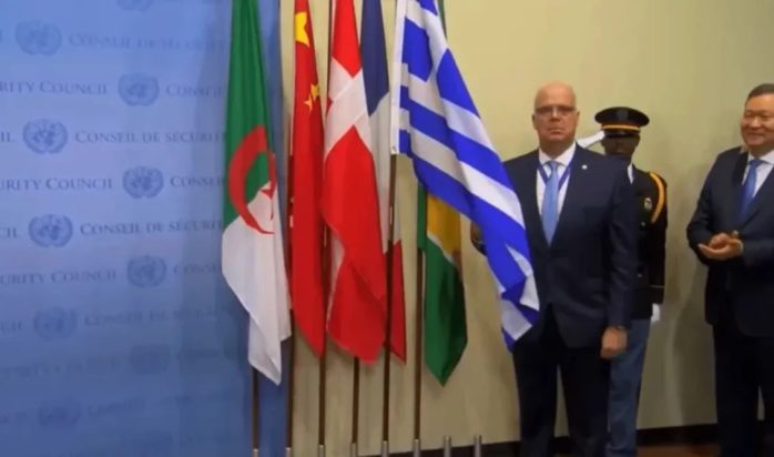 ΟΗΕ: Ξεκίνησε η θητεία της Ελλάδας στο Συμβούλιο Ασφαλείας - Η συγκινητική στιγμή που υψώνεται η ελληνική σημαία - ΒΙΝΤΕΟ