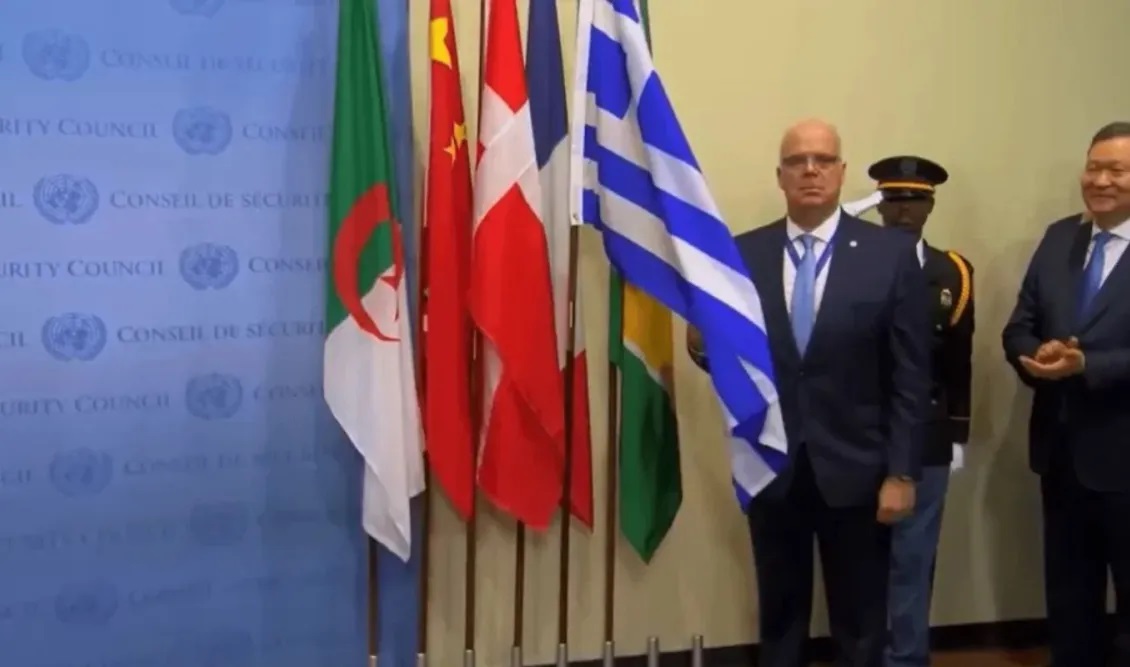 ΟΗΕ: Ξεκίνησε η θητεία της Ελλάδας στο Συμβούλιο Ασφαλείας - Η συγκινητική στιγμή που υψώνεται η ελληνική σημαία - ΒΙΝΤΕΟ