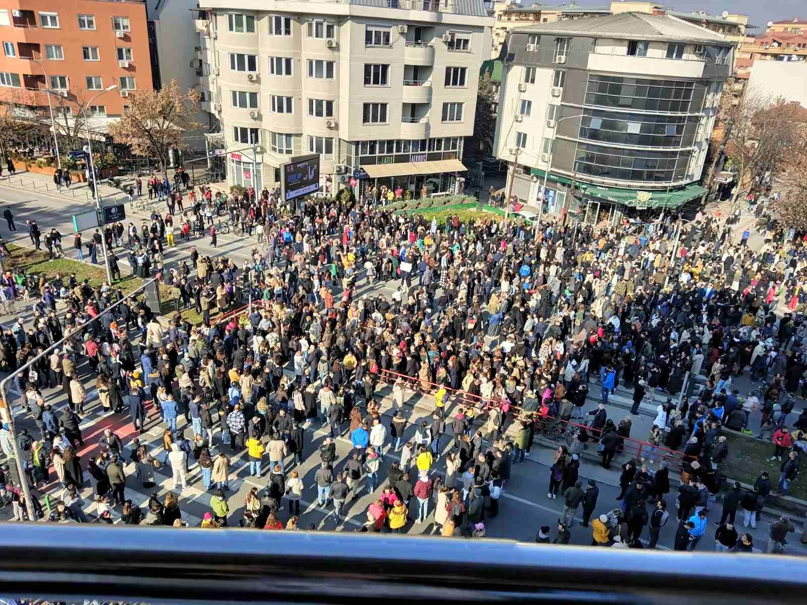 Βόρεια Μακεδονία: Χιλιάδες διαδηλωτές διαμαρτύρονται για το διεφθαρμένο σύστημα – Αφορμή ο θάνατος κοπέλας σε δυστύχημα