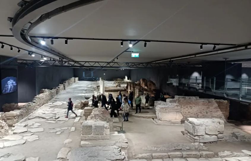 Θεσσαλονίκη: Άρχισαν οι πρώτες ξεναγήσεις στις αρχαιότητες του σταθμού Βενιζέλου – ΦΩΤΟ και ΒΙΝΤΕΟ