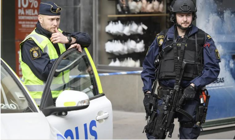 Σουηδία: Επιχείρησε να περάσει με το αυτοκίνητό του από την πύλη της ρωσικής πρεσβείας στη Στοκχόλμη