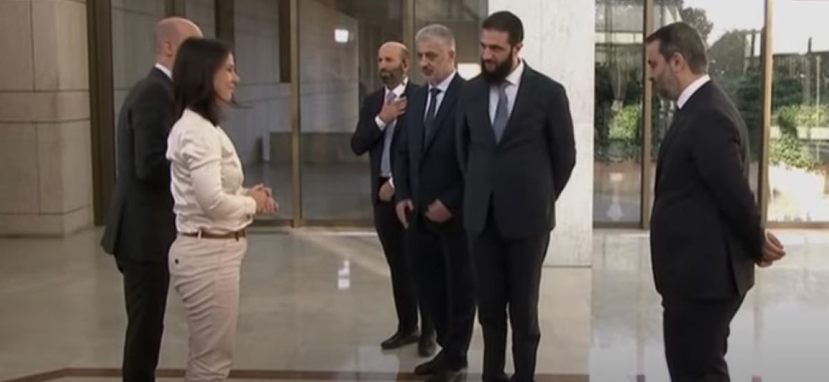 Συρία: Απέφυγε την χειραψία με την Μπέρμποκ ο αλ Σάρα – Έδωσε το χέρι μόνο στον Γάλλο υπουργό Εξωτερικών