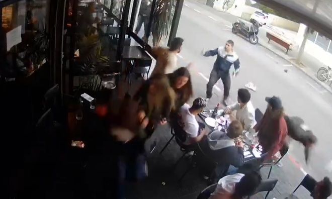 Ισραήλ: Η στιγμή της επίθεσης με μαχαίρι στο Τελ Αβίβ – Ένας τραυματίας, νεκρός ο δράστης