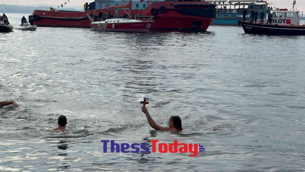 Θεσσαλονίκη: Δεκάδες άτομα βούτηξαν στα παγωμένα νερά του Θερμαϊκού για τον Τίμιο Σταυρό – ΦΩΤΟ και ΒΙΝΤΕΟ