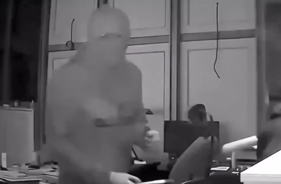 Θεσσαλονίκη: Βίντεο ντοκουμέντο από τη δράση των τριών διαρρηκτών – Η στιγμή που μπουκάρουν σε κοσμηματοπωλείο