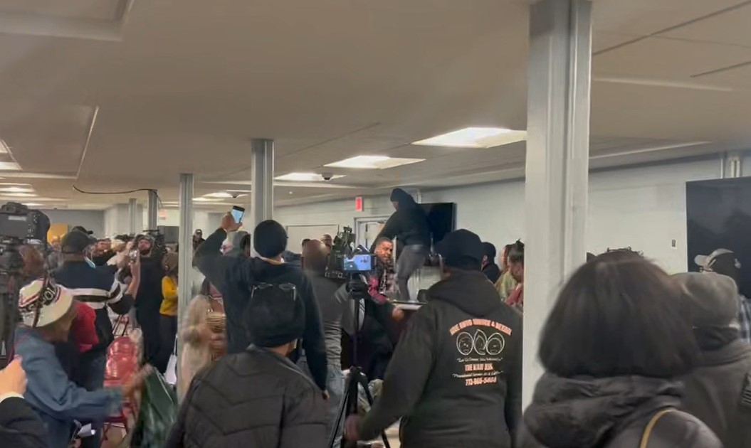 Συνεδρίαση δημοτικού συμβουλίου μετατράπηκε σε ρινγκ – Βίντεο από τον άγριο καβγά