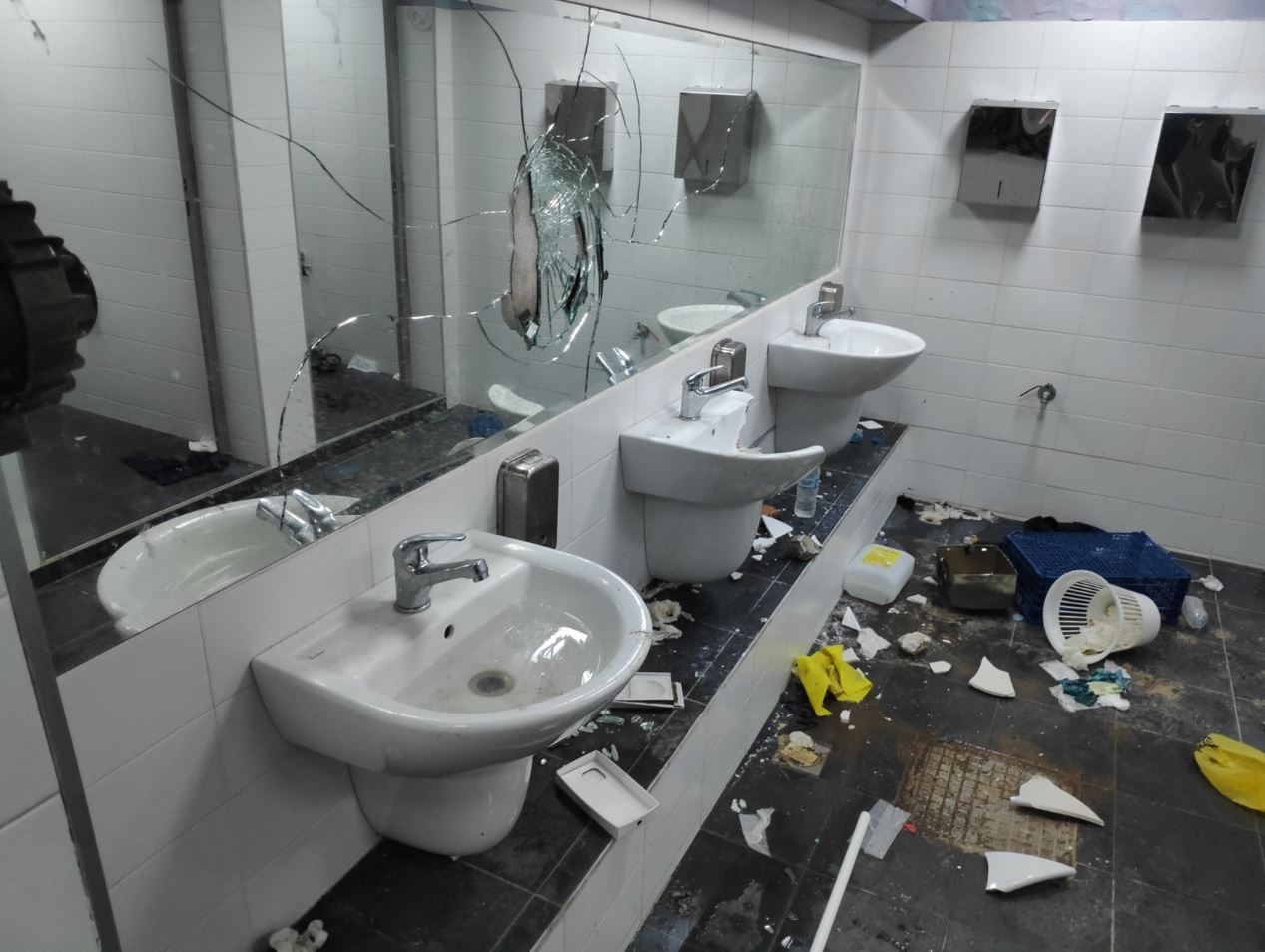 Θεσσαλονίκη: Άγνωστοι βανδάλισαν τις δημόσιες τουαλέτες στη Νέα Παραλία – Μηνυτήρια αναφορά από τον δήμο