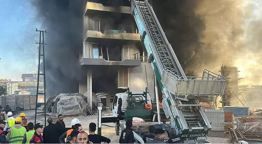 Τουρκία: Φωτιά σε πολυώροφο κτίριο – Αναφορές για παγιδευμένους εργάτες