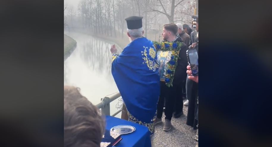 Θεοφάνια 2025 – Τρίκαλα: Ο ιερέας πέταξε κατά λάθος τον Σταυρό… στο κεφάλι πιστού -ΒΙΝΤΕΟ