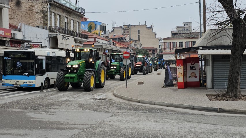 Αγρότες: Μπήκαν με τα τρακτέρ μέσα στα Τρίκαλα – ΦΩΤΟ και ΒΙΝΤΕΟ